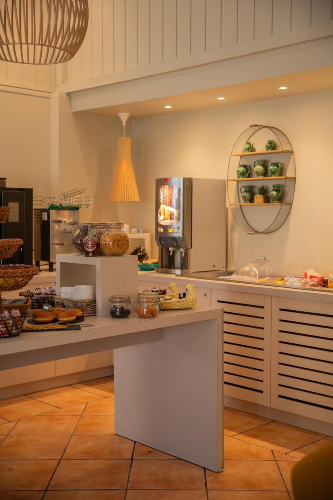 Kyriad Nimes Ouest A9 Екстер'єр фото