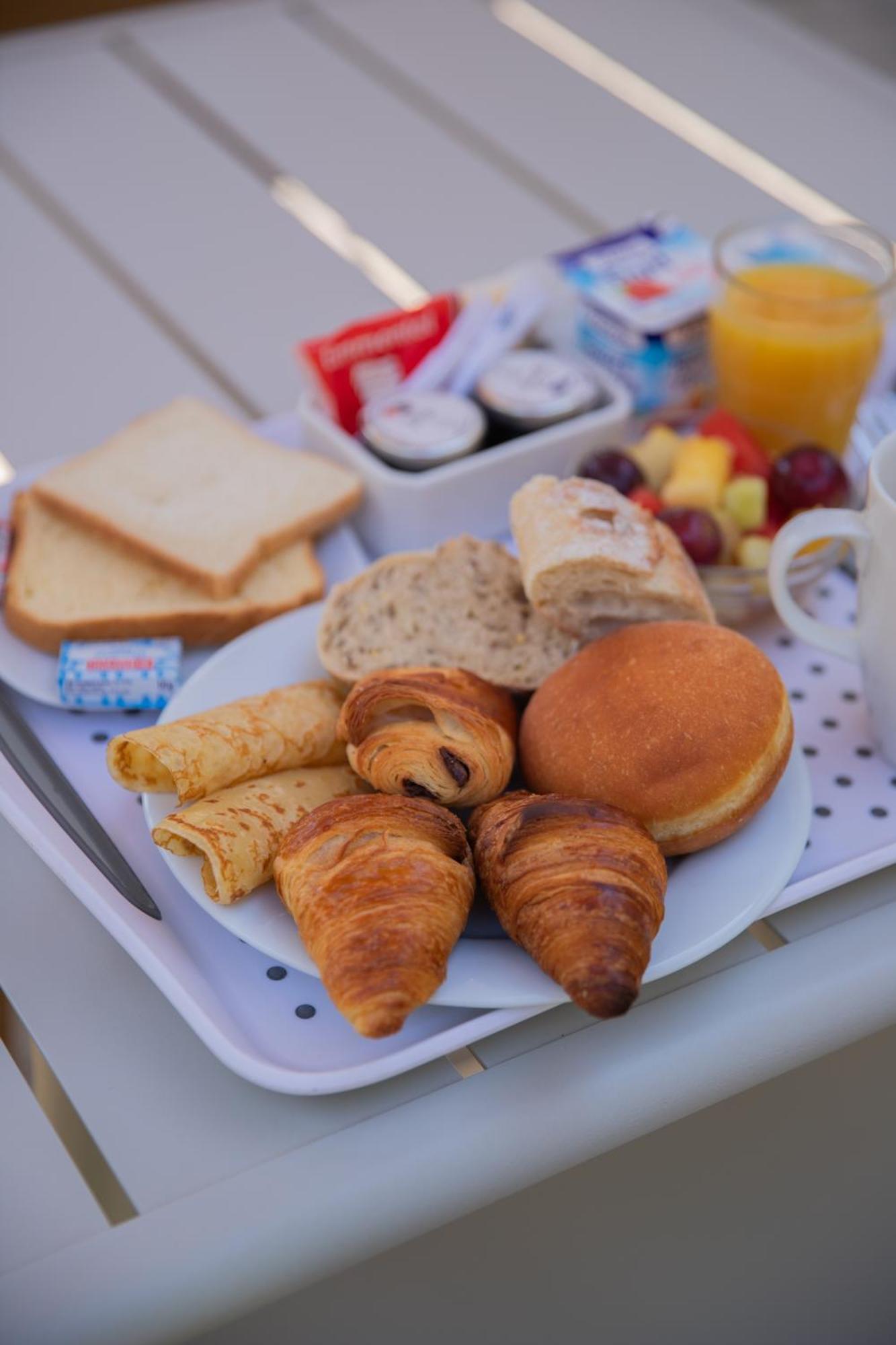 Kyriad Nimes Ouest A9 Екстер'єр фото